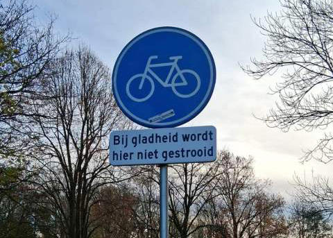 Persbericht borden 'Bij gladheid wordt hier niet gestrooid'