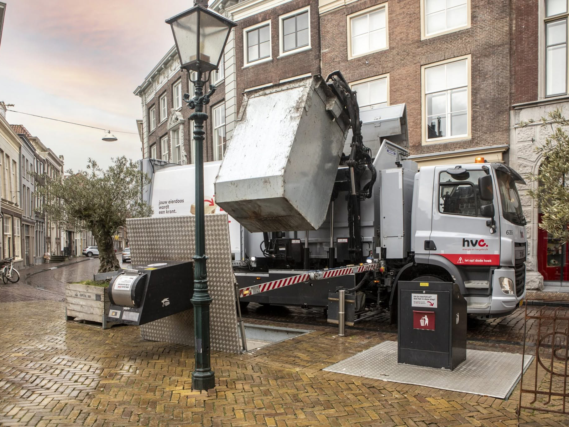 Afvalcontainers die worden geleegd door afvalwagen van HVC