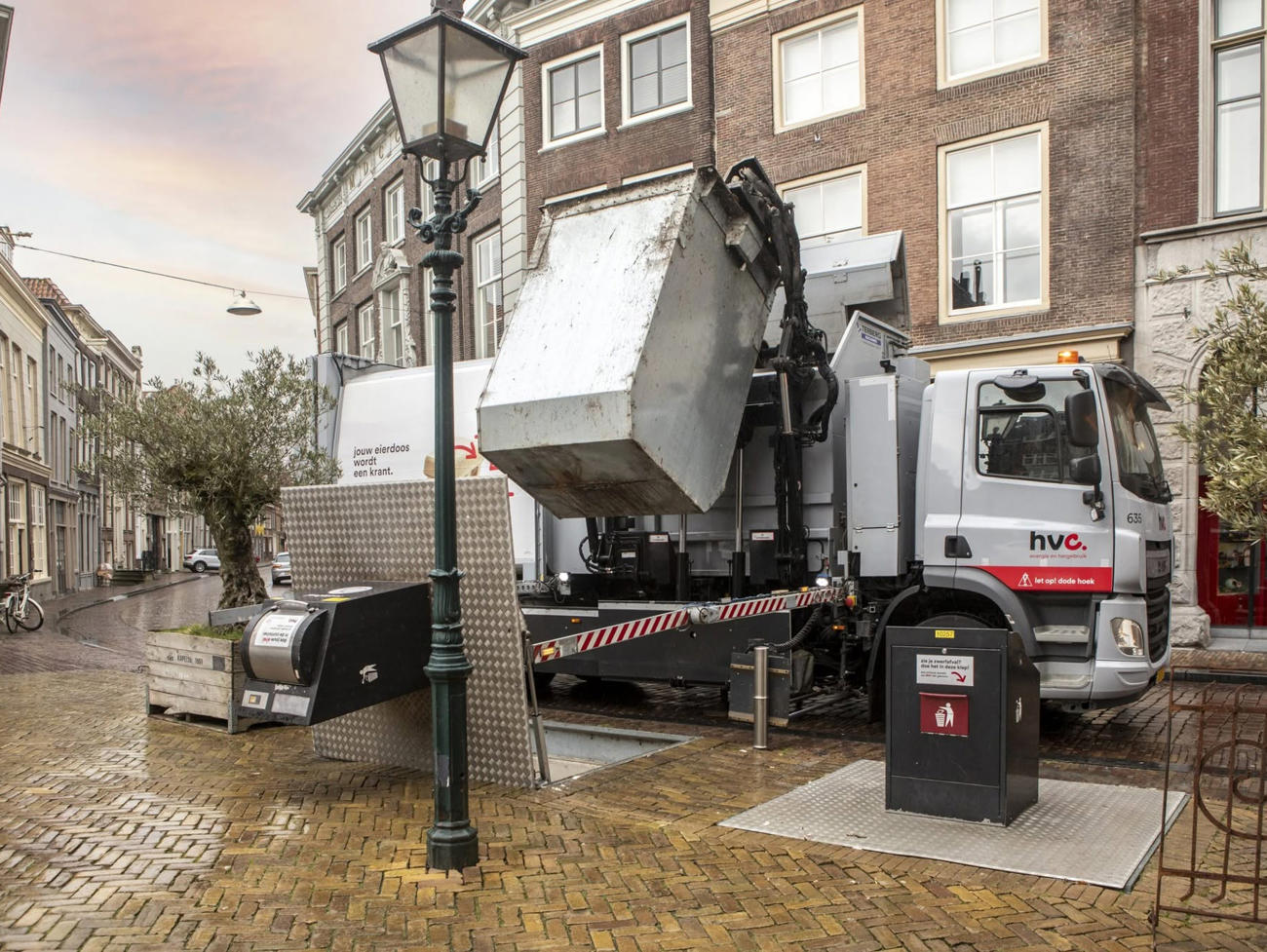 Afvalcontainers die worden geleegd door afvalwagen van HVC